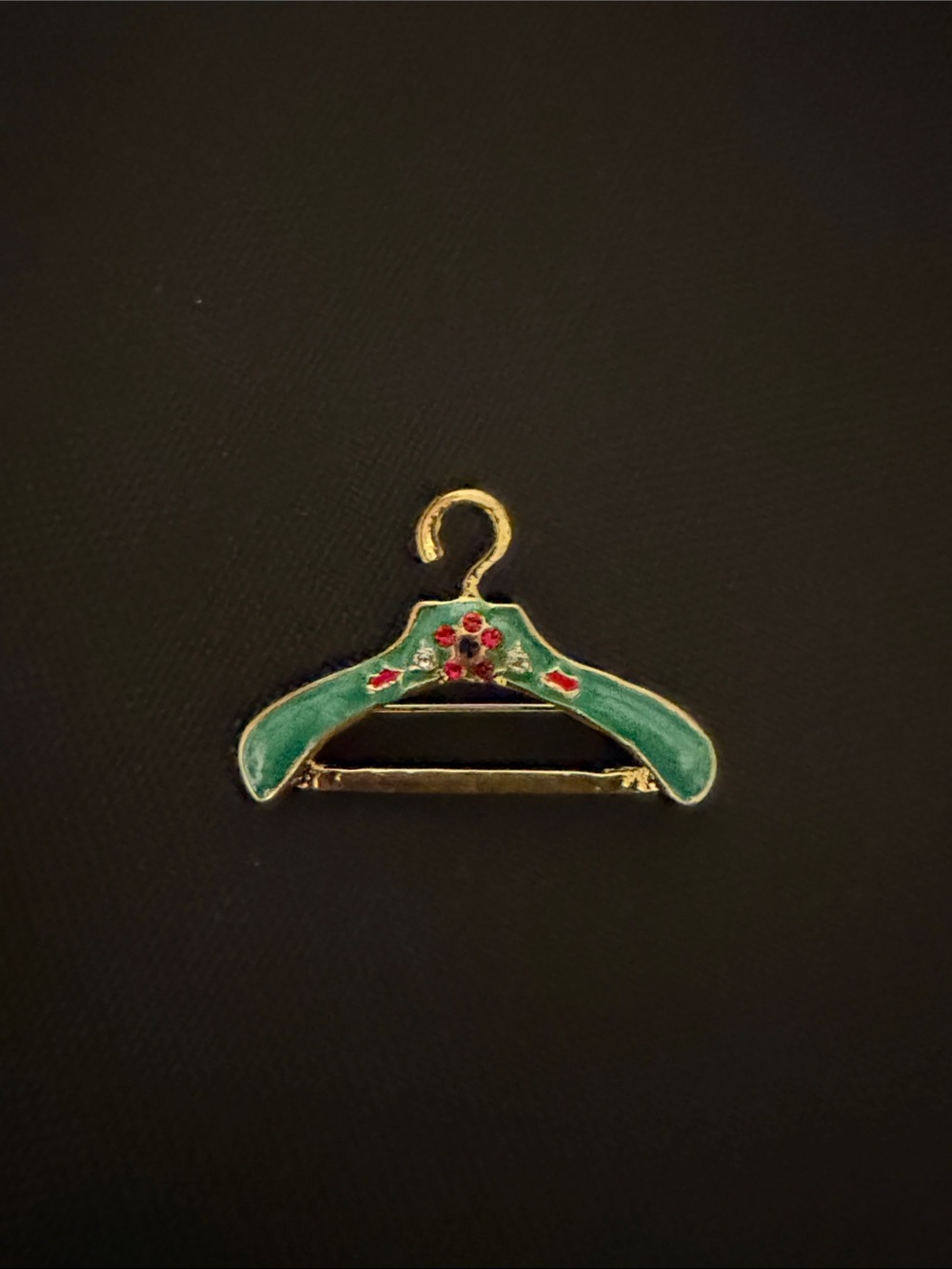 Source Unknown Gold-Tone Green Enamel Hanger Brooch with Red Floral Detail